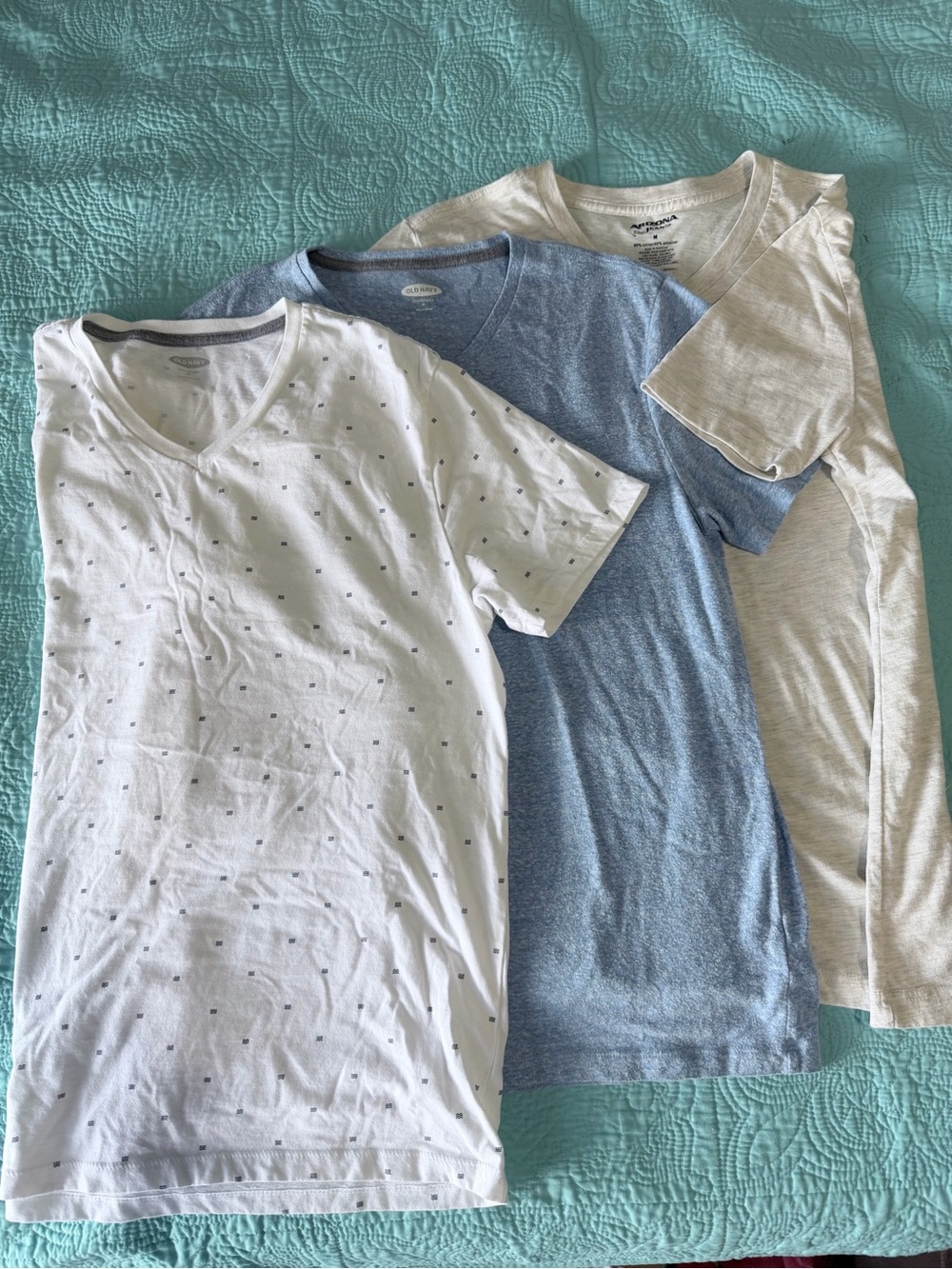 [Arizona & Old Navy] Men 3-Pack Short-Sleeve V-Neck T-Shirts -White, Blue, Cream - Picture 6 of 11